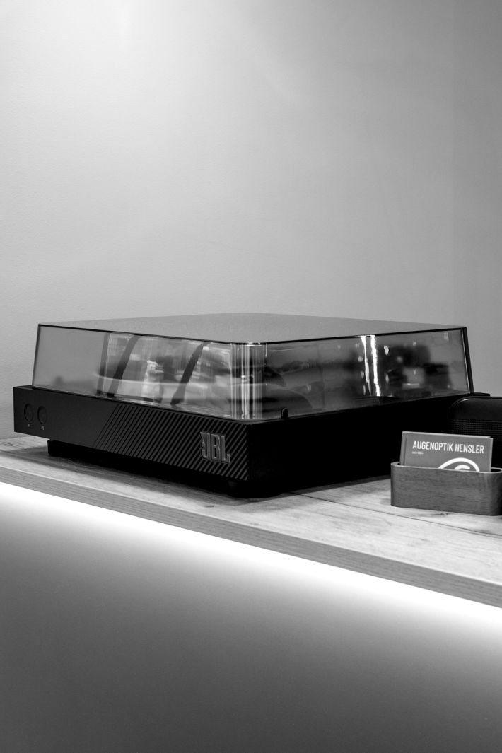 Modern eingerichtetes Optikstudio mit stilvoller Brillenpräsentation und Wohlfühlambiente
