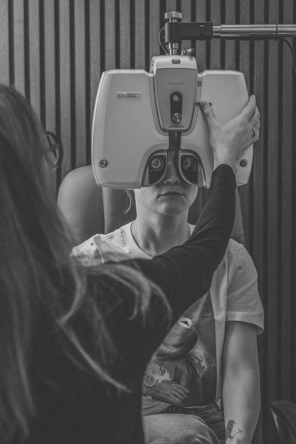 Sehtest mit modernsten Geräten für die bestimmung der optimalen Brillengläser