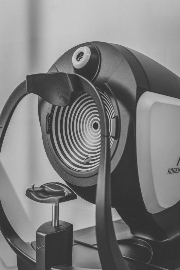 Optometrisches Messgerät zur Wahl der perfekten Kontaktlinsen bei Augenoptik Hensler